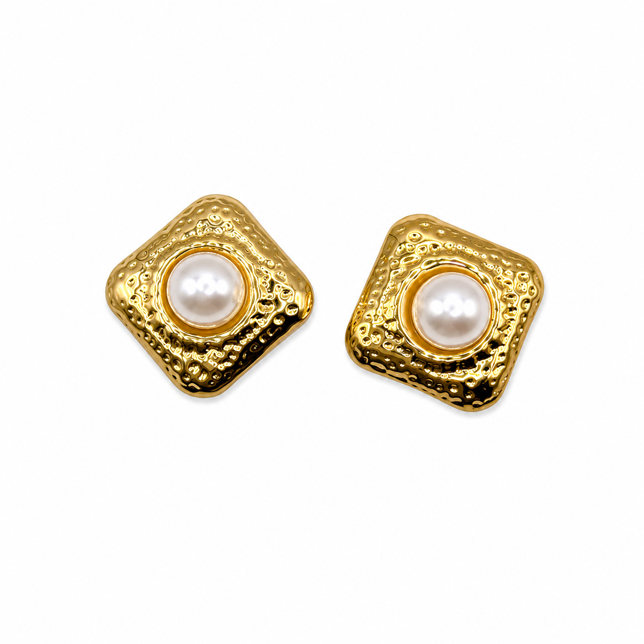 Arete dorado cuadrado con mini perla