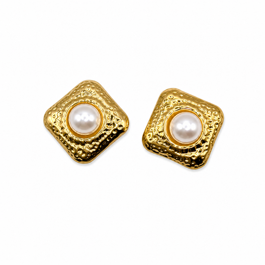 Arete dorado cuadrado con mini perla