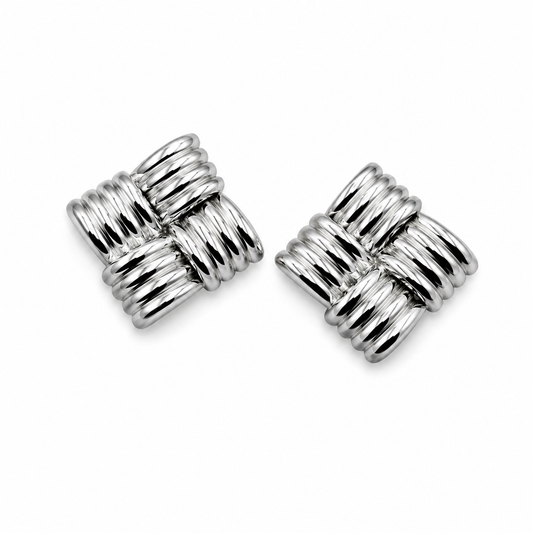 Arete plateado cuadrado