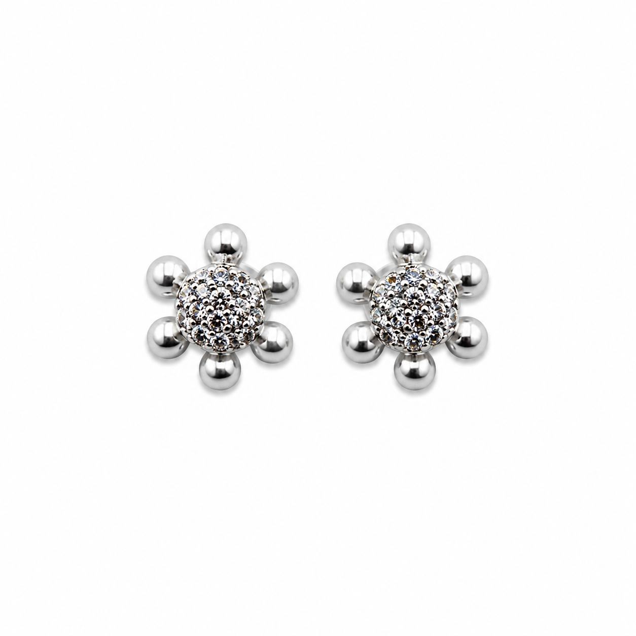 Arete plateado mini flor con perlas