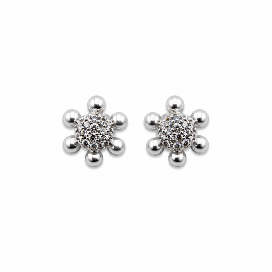 Arete plateado mini flor con perlas
