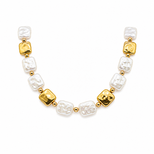 Collar dorado cuadros dorados y perlas