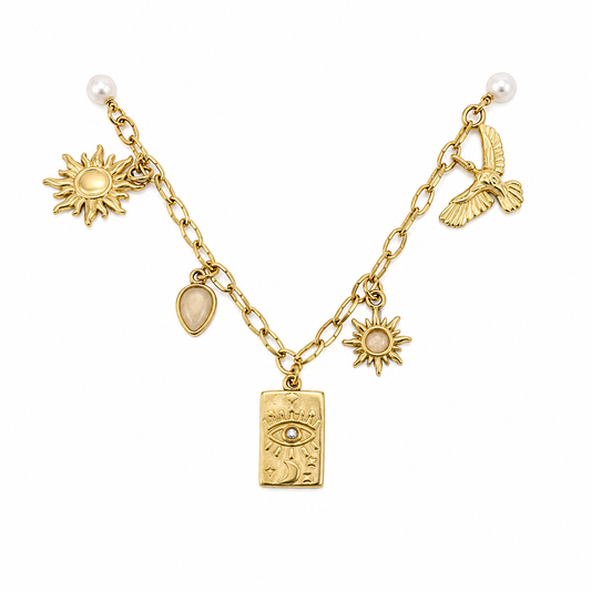 Collar con dijes colgando