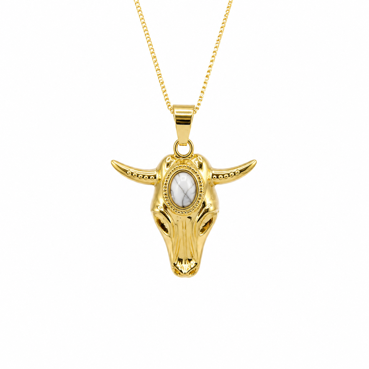 Cadena dorada con dije cabeza de toro y piedra blanca