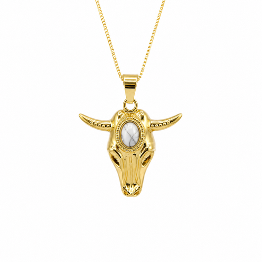 Cadena dorada con dije cabeza de toro y piedra blanca