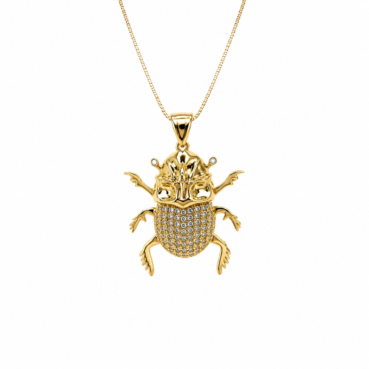 Cadena delgada con escarabajo dorado