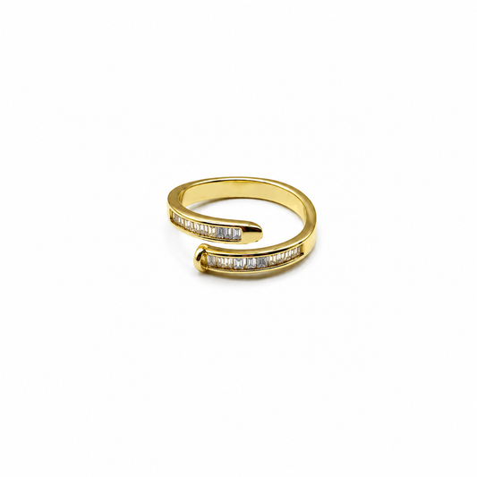 Anillo ajustable sencillo con piedras blancas