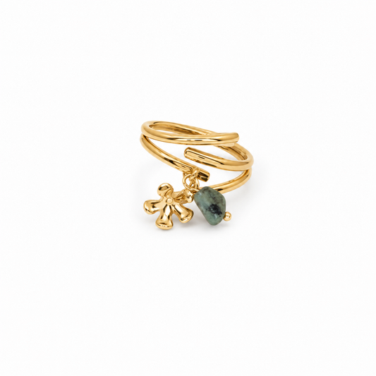 Anillo dorado dijes y piedra