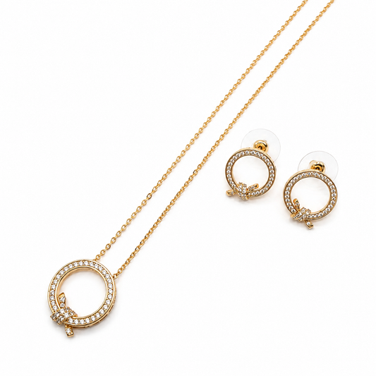 Cadena y aretes dorados con brillos