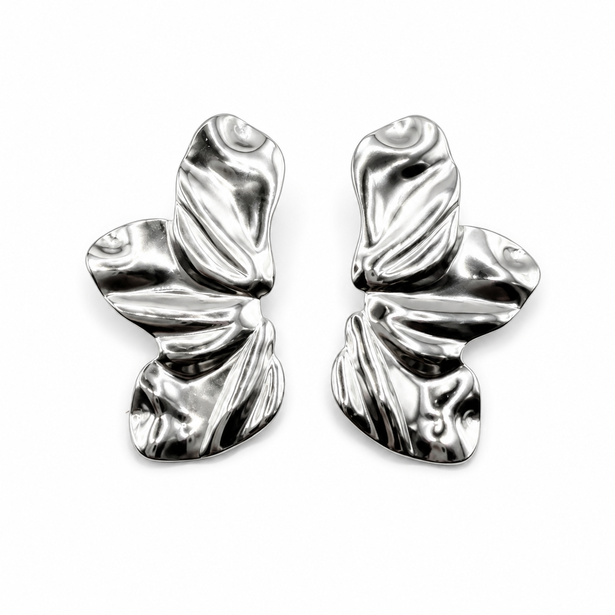 Arete plateado media flor