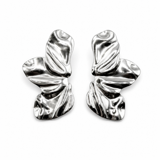 Arete plateado media flor